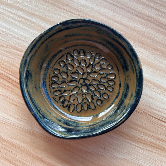 Ceramic garlic grater